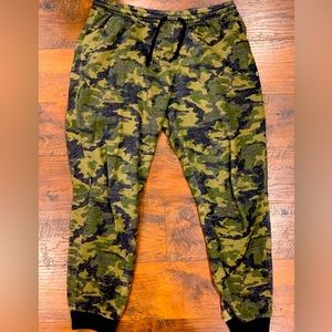 Mens standard camo sweatpants with 3 pockets.